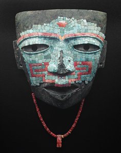 ターコイズと赤貝のモザイクで覆われた葬儀用マスク。メキシコシティのテオティワカンからの出土品。テオティワカン文明 - プレコロムビア美術：テオティワカンIII文明（西暦300～650年）メキシコのターコイズとピンクの石で作られた葬儀用のマスク。メキシ