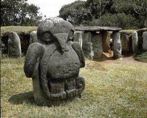 蛇を抱く鳥の巨石彫刻 作： Pre Columbian Pre Columbian