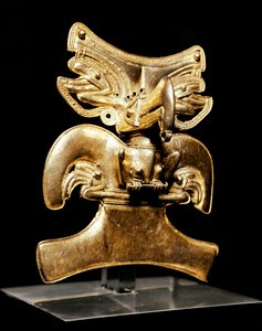 プレコロンビア美術、タイロナ文明：金製の鳥型ペンダント。紀元後10-16世紀。ボゴタ、Museo de oro