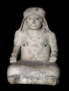 プレコロンブス美術：頭を覆った老婆。ベラクルス（メキシコ）の彫刻 作： Pre Columbian Pre Columbian