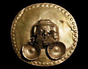 プレコロムビア文明 カリマ：黄金の胸飾り。7～15世紀 ボゴタ、ムセオ・デ・オロ・コロンビア 作： Pre Columbian Pre Columbian