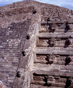 先住民族の文明：テオティワカン遺跡（紀元前300年〜紀元後600年）の風景：ケツァルコアトルの神殿または羽毛の生えた蛇の神殿。メキシコ 作： Pre Columbian Pre Columbian