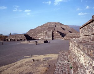 先住民族の文明：テオティワカン遺跡（紀元前300年〜紀元後600年）の風景：月の神殿（ピラミッド）。メキシコ 作： Pre Columbian Pre Columbian