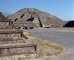 月のピラミッド 作： Pre Columbian Pre Columbian