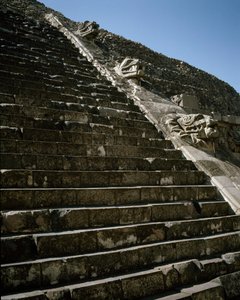 羽根つきの蛇の神殿の階段 作： Pre Columbian Pre Columbian