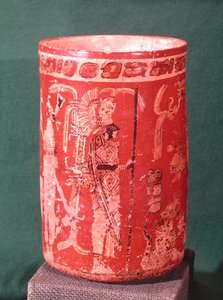儀式の場面を描いた壺、テペウ1時代、ウアクダクトゥン出土、600～950年（多色石材）（201515も参照 作： Pre Columbian Pre Columbian