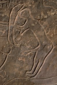 人物像と雄牛の頭（岩の彫刻） 作： Prehistoric