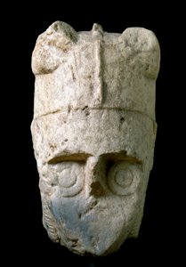 角のあるヘルメットをかぶった射手の頭部 モンテ・プラマ（カブラス）出土 カリアリ国立考古学博物館保存 作： Prehistoric Prehistoric