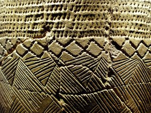 櫛歯状の装飾を施した土器、新石器時代の紀元前8000年頃、韓国・アムサ洞。写真提供：韓国・ソウル国立博物館