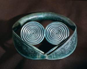 プレヒストリカル：ハランドの螺旋で装飾された金属製の首飾り。スウェーデン国立古美術博物館、ストックホルム、スウェーデン 作： Prehistoric Prehistoric