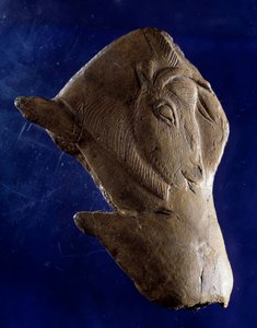 先史時代の美術（マグダレニアン上部）。"Bison getting up" ドルドーニュ地方のマドレーヌのシェルターから出土したトナカイ材の彫刻。紀元前11000年。日 0,10 m サン・ジェルマン・アン・レイ国立考古学博物館 作： Prehistoric Prehistoric