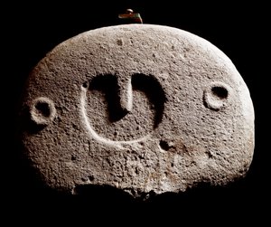 先史時代の芸術：イタリア、ラ・スペツィア近郊のルニジアナ遺跡から出土した鉄器時代の彫刻。紀元前1100～800年。ラ・スペツィア、ルニジアナ文明の市立博物館。