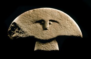先史時代の美術：鉄器時代に彫られた人物像。紀元前1100～800年。ラ・スペツィア、ルニジアナ文明の市立博物館。 作： Prehistoric Prehistoric