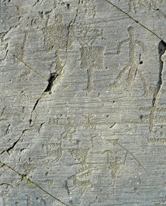 先史時代、カムンニ文明、ロックアート：鹿の狩猟シーンや村の日常生活を描いた墓石。新石器時代と青銅器時代の間の時代。Capo di Ponte, Parco nazionale delle incisioni rupestri di Naquane, Valcamonica, Val Camonica, 作： Prehistoric Prehistoric