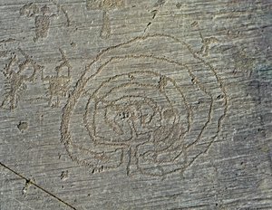 先史時代、カムニ文明、ロックアート：盾や剣などの武器を持った戦士の表現の墓石、そして迷路。新石器時代と青銅器時代の間の時代。ロッシェ。35 Capo di Ponte, Parco nazionale delle incisioni rupestri di Naqu