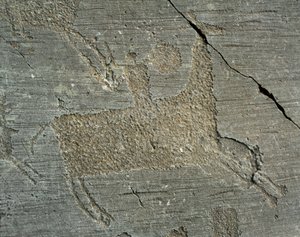 先史時代、カムンニ文明、ロックアート：盾を持った馬上の戦士を描いた墓石。新石器時代と青銅器時代の間の時代。Capo di Ponte, Parco nazionale delle incisioni rupestri di Naquane, Valcamonica, Val Camonica, Italy 作： Prehistoric Prehistoric