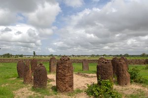 先史時代。ガンビアのワスから出土した巨石のサークル（写真 作： Prehistoric Prehistoric