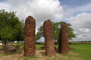 先史時代。ガンビアのワスから出土した巨石のサークル（写真 作： Prehistoric Prehistoric