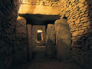 先史時代。新石器時代の埋葬物であるロメラル・ドルメン（紀元前3000年）。スペイン、アンダルシア地方、Antequera。