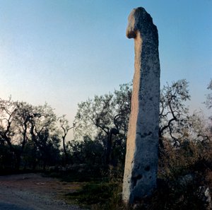 先史時代。僧侶。新石器時代（紀元前6000〜3000年）のメンヒル。ピーターの時代。石の高さ370cm イタリア、プーリア州、バーリ県モドゥーニョ市。 作： Prehistoric Prehistoric