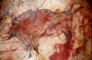 先史時代。上部旧石器時代（マグダレニアン）（16500～14000年前）の石器時代バイソン洞窟（スペイン、サンタンデール州アルタミラ）の岩絵「休息中のバイソン」。 作： Prehistoric Prehistoric