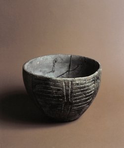 先史時代：カンディデ（リグーリア州）のカヴェルナ・デッレ・アレーネから出土した新石器時代の装飾が刻まれた陶器の花瓶。ペグリ、ヴィラパラヴィチーニ美術館 作： Prehistoric Prehistoric