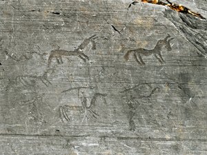 先史時代、カムニ族の文明、ロックアート：狩猟シーンの墓石、狩猟者が槍を振りかざしている。新石器時代と青銅器時代の間の時代。Capo di Ponte, Parco nazionale delle incisioni rupestri di Naquane, Valcamonica, Val Camonica, Ital 作： Prehistoric Prehistoric
