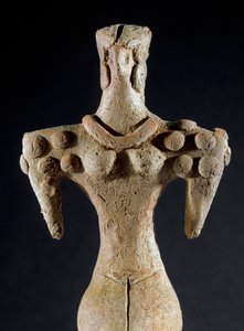 先史時代：トルクメニスタン中央部（カラ・デペ地域）から出土した四角い肩を持つ女性の粘土像。紀元前4000〜3700年。新石器時代、銅器時代。日。18 cm モスクワ、ロシア科学アカデミー考古学研究所、ロシア 作： Prehistoric Prehistoric