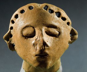 先史時代、Cucuteni-Trypillia（Cucuteni TrypilliaまたはTripolya）の文化：粘土の彫像の頭部。紀元前3000年 新石器時代、石器時代。キシネフ（キシナウ）、モルドバ共和国科学歴史研究所