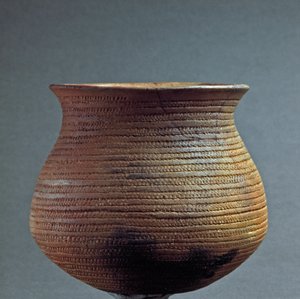 先史時代、レメデロの文化：ブレシア近郊のフィエッセにあるサンタ・クリスティーナ洞窟から出土した鐘の形をした花瓶。銅器時代。新石器時代。紀元前2200年。ローマ、ルイジ・ピゴリーニ国立先史学・エトノグラフィコ博物館 作： Prehistoric Prehistoric