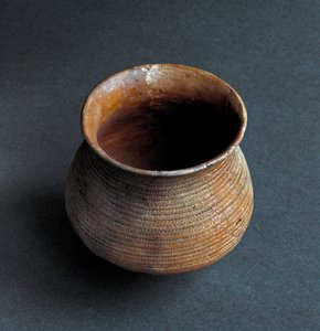 先史時代、レメデロの文化：ブレシア近郊のフィエッセにあるサンタ・クリスティーナ洞窟から出土した鐘の形をした花瓶。銅器時代。新石器時代。紀元前2200年。ローマ、ルイジ・ピゴリーニ国立先史学・エトノグラフィコ博物館 作： Prehistoric Prehistoric