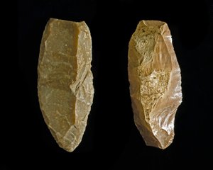 先史時代：旧石器時代のフリント製ストレートナーまたはスクレーパー。ウンブリア（イタリア）から。ペルージャ、ウンブリア国立考古学博物館（Museo Archeologico Nazionale dell