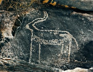 先史時代、ロックアート：アンテロープの表現の墓石。石器時代の紀元前5000-2000年。アルジェリア、ホッグガル高原（アハガル）、タギット