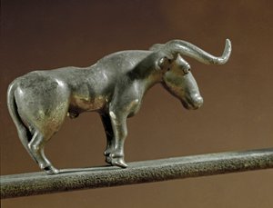 先史時代：マイコップの墓から出土した銀製の雄牛の像（コーカサス地方）。紀元前3000〜2500年 新石器時代、銅器時代。ロシア、サンクトペテルブルク、エルミタージュ美術館