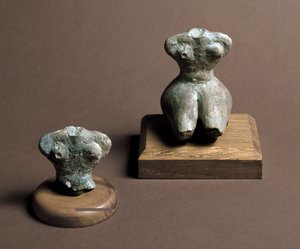 先史時代：新石器時代中期に作られた小さな偶像（左）。右が復元品。カンディード（リグーリア州）のカヴェルナ・デッレ・アレーネより。ペグリ、ヴィラ・パラヴィチーニ美術館