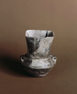先史時代：カンディデ（リグーリア州）のカヴェルナ・デッレ・アレーネから出土した新石器時代の落書きのある正方形の開口部のある壺。ペグリ、ヴィラパラヴィチーニ美術館