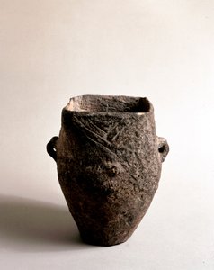 先史時代：Candide（リグーリア州）のCaverna Delle Areneから出土した新石器時代の四角い開口部を持つテラコッタ製の花瓶。ペグリ、ヴィラパラヴィチーニ美術館 作： Prehistoric Prehistoric