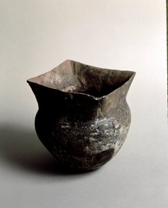 先史時代：Candide（リグーリア州）のCaverna Delle Areneから出土した新石器時代の四角い開口部を持つテラコッタ製の花瓶。ペグリ、ヴィラパラヴィチーニ美術館 作： Prehistoric Prehistoric