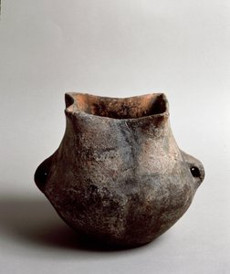 先史時代：Candide（リグーリア州）のCaverna Delle Areneから出土した新石器時代の四角い開口部を持つテラコッタ製の花瓶。ペグリ、ヴィラパラヴィチーニ美術館 作： Prehistoric Prehistoric