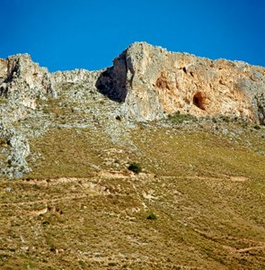 先史時代：旧石器時代の洞窟があるモンテ・パルメトのクレタ。イタリア、パレルモ（Palermo）、モンテ・パルメト（Monte Palmeto 作： Prehistoric Prehistoric