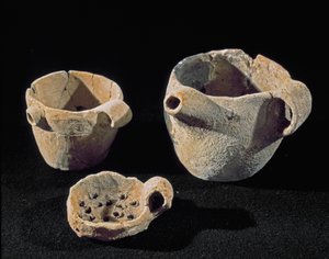 先史時代：様々なテーブルウェア・アクセサリー鉄の時代。ウンブリアからPerugia, National Archaeological Museum of Umbria. 作： Prehistoric Prehistoric