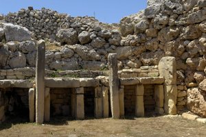 先史時代：新石器時代（紀元前3500～2600年）の巨石神殿「グガンティヤ」（マルタ共和国ゴゾ島）の様子（写真）。 作： Prehistoric Prehistoric