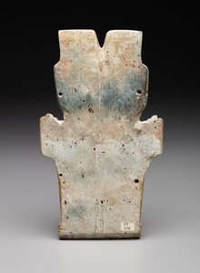 擬人化されたプラークの逆、おそらく火の蛇、先古典期、紀元前800〜400年（蛇紋石と辰砂） 作： Prehistoric Prehistoric