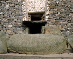 紀元前3200年、ニューグレンジの先史時代のモニュメントの入り口の様子 作： Prehistoric Prehistoric