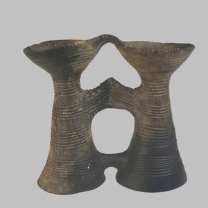 双眼鏡型容器、紀元前4400〜4200年 作： Prehistoric Russian Culture