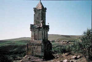 アトバンの霊廟と呼ばれるモニュメント（写真） 作： Punic