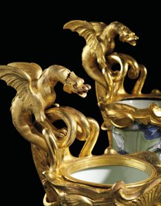 ルイ15世の陶器のペア、磁器1662-1722、マウントc.1745-49（オルモルマウント磁器） 作： Qing Dynasty   Kangxi Period Chinese School