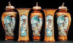 カフェオレ地ファミーユローズ5枚組ガーニッシュメント、乾隆時代 作： Qing Dynasty Chinese School