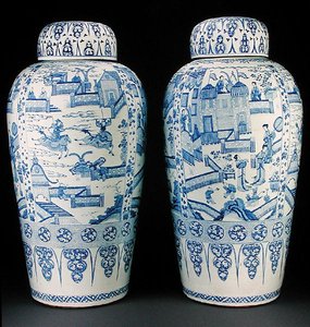 青と白の兵士の花瓶のペア、1700年頃（磁器 作： Qing Dynasty Chinese School