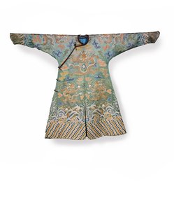 皇女のための青磁のシルクのコートドレス、Jifu、中国 作： Qing Dynasty Chinese School